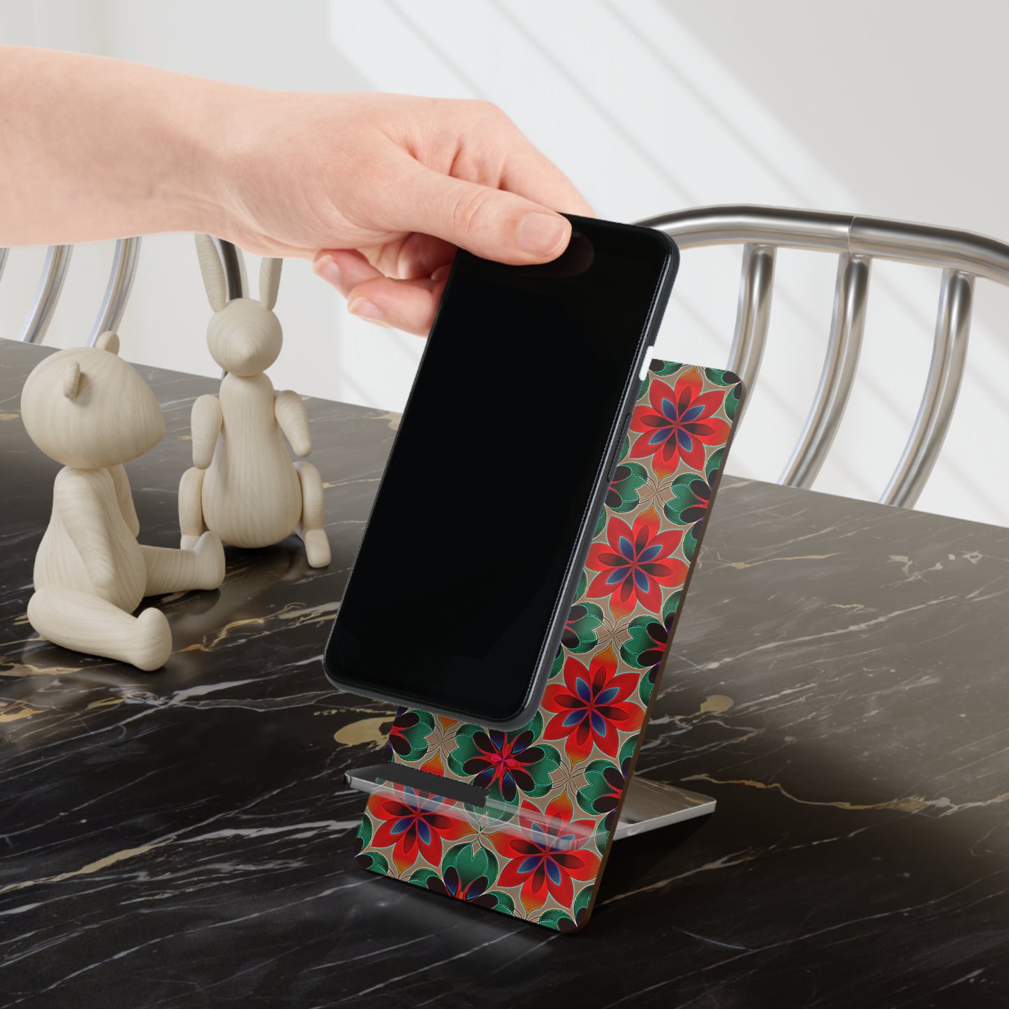 "Clean Girl Look" Mobile Display Stand for Smartphones